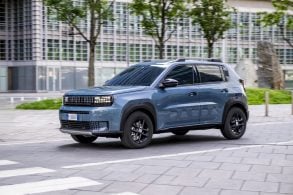 fiat grande panda hybrid azul frente