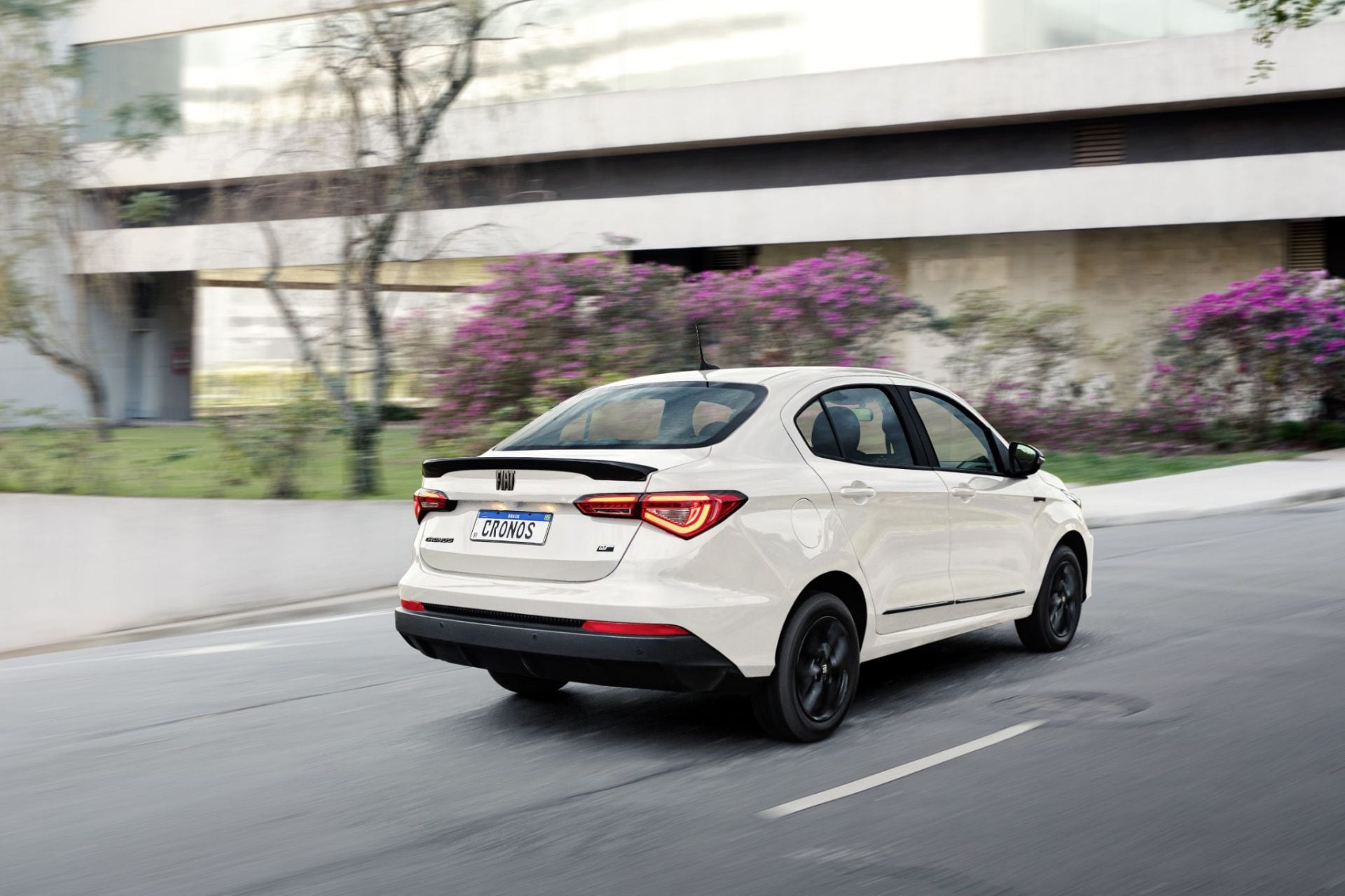 fiat cronos drive s design 2026 branco alaska traseira em movimento 2