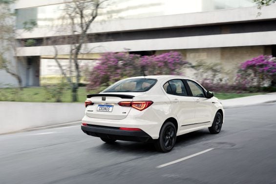 fiat cronos drive s design 2026 branco alaska traseira em movimento 2