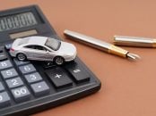 IPVA carrinho de brinquedo sobre calculadora