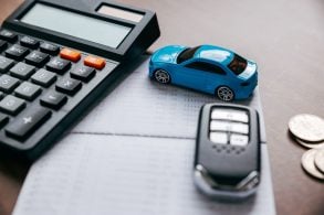 ipva calculadora carriho de brinquedo e chave de carro sobre recido