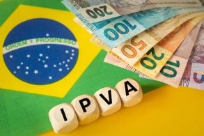 shutterstock IPVA bloquinhos dinheiro e bandeira do Brasil ao fundo