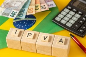 shutterstock IPVA bloquinhos dinheiro e calculadora com bandeira do Brasil ao fundo