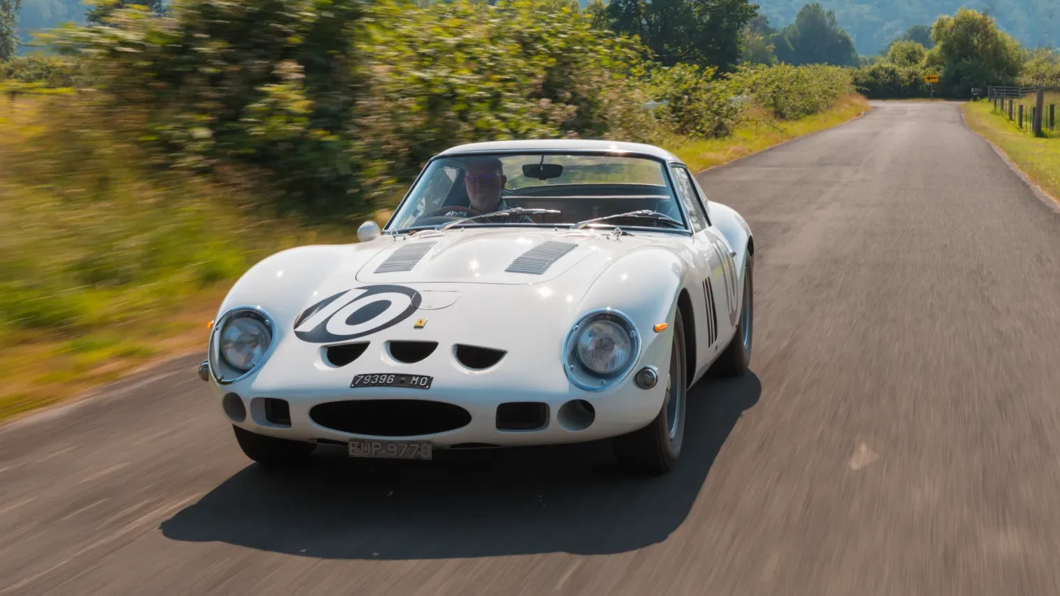 ‘Santo Graal’ branco: a Ferrari exclusiva que deve quebrar recordes de preço em 2026