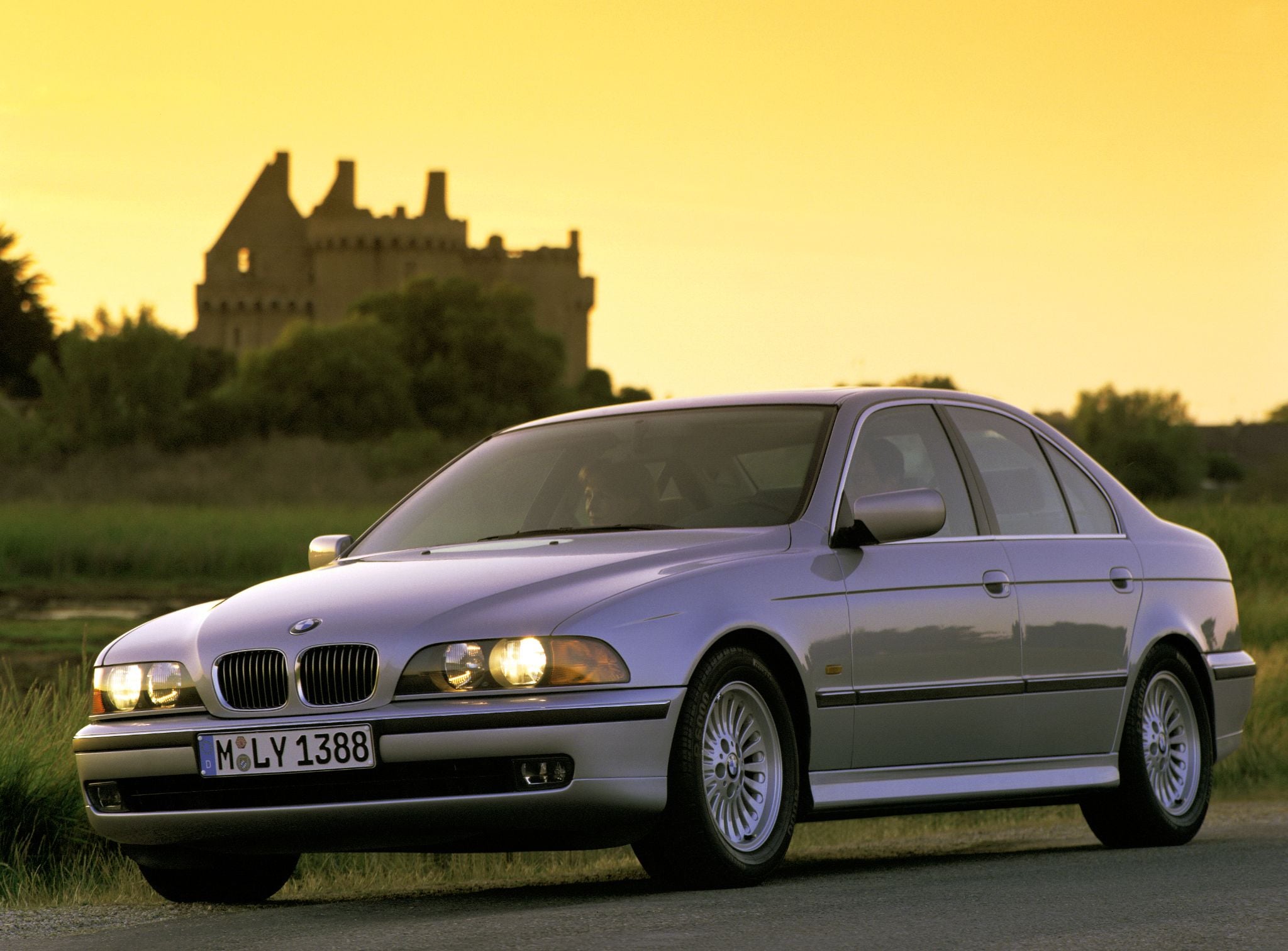 bmw 540i sedan prata frente