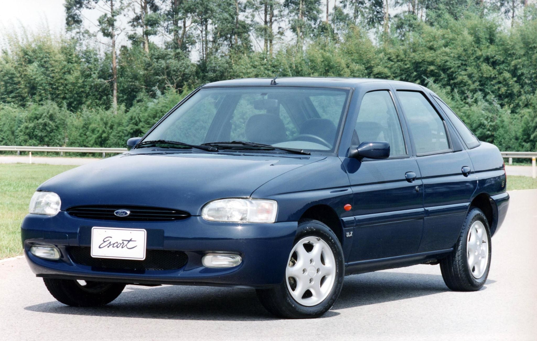 ford escort 3/4 de frente cor azul