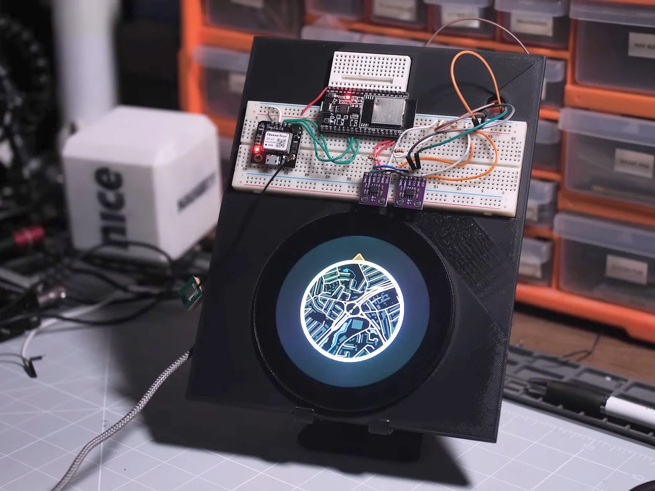 Britânico recria GPS inspirado em Need for Speed 2 para seu próprio carro