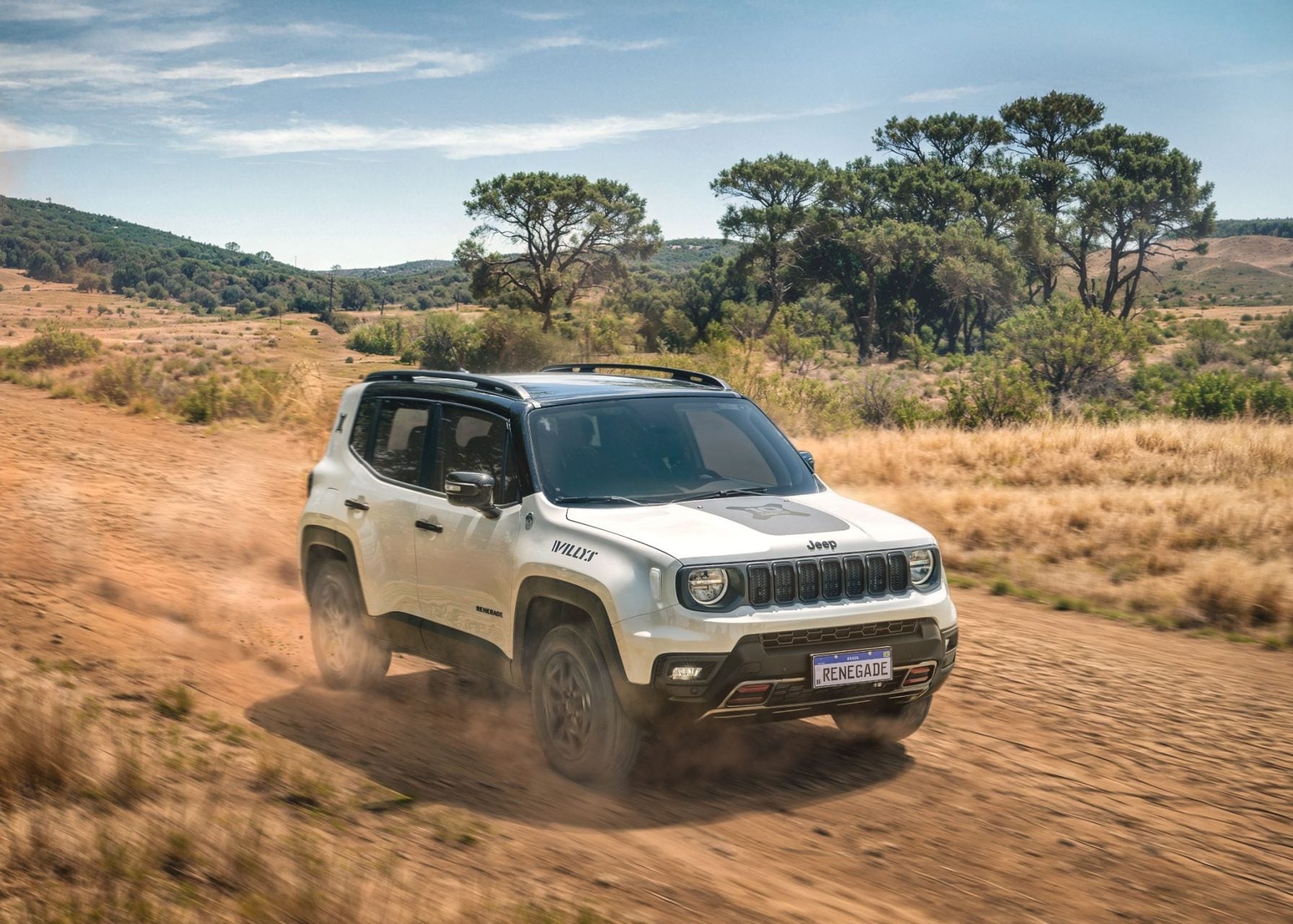 jeep renegade se 10 anos branco frente em movimento