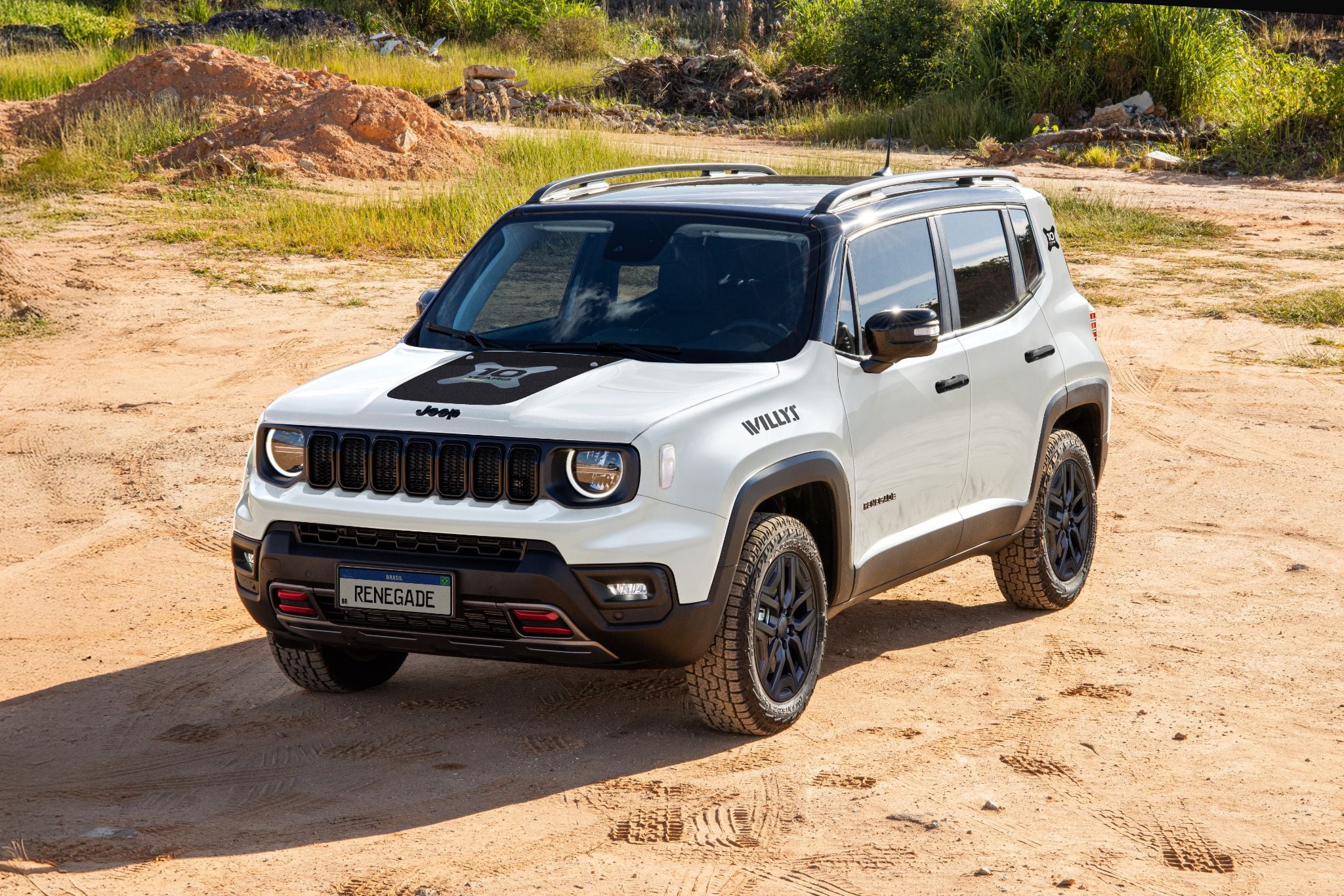 jeep renegade se 10 anos branco frente parado terra