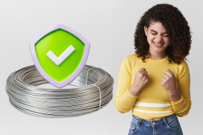 Rolo de arame, mulher positiva e animada, símbolo de positivo verde com escudo