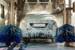 shutterstock 531219802 , lava-jato , escovas giratórias com sabão