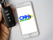 shutterstock celular app CNH do Brasil e mão segurando chave de carro ao lado
