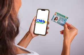 shutterstock CNH do Brasil celular app e carteira de motorista impressa