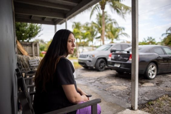 Sandy Martinez em frente à sua casa na Flórida