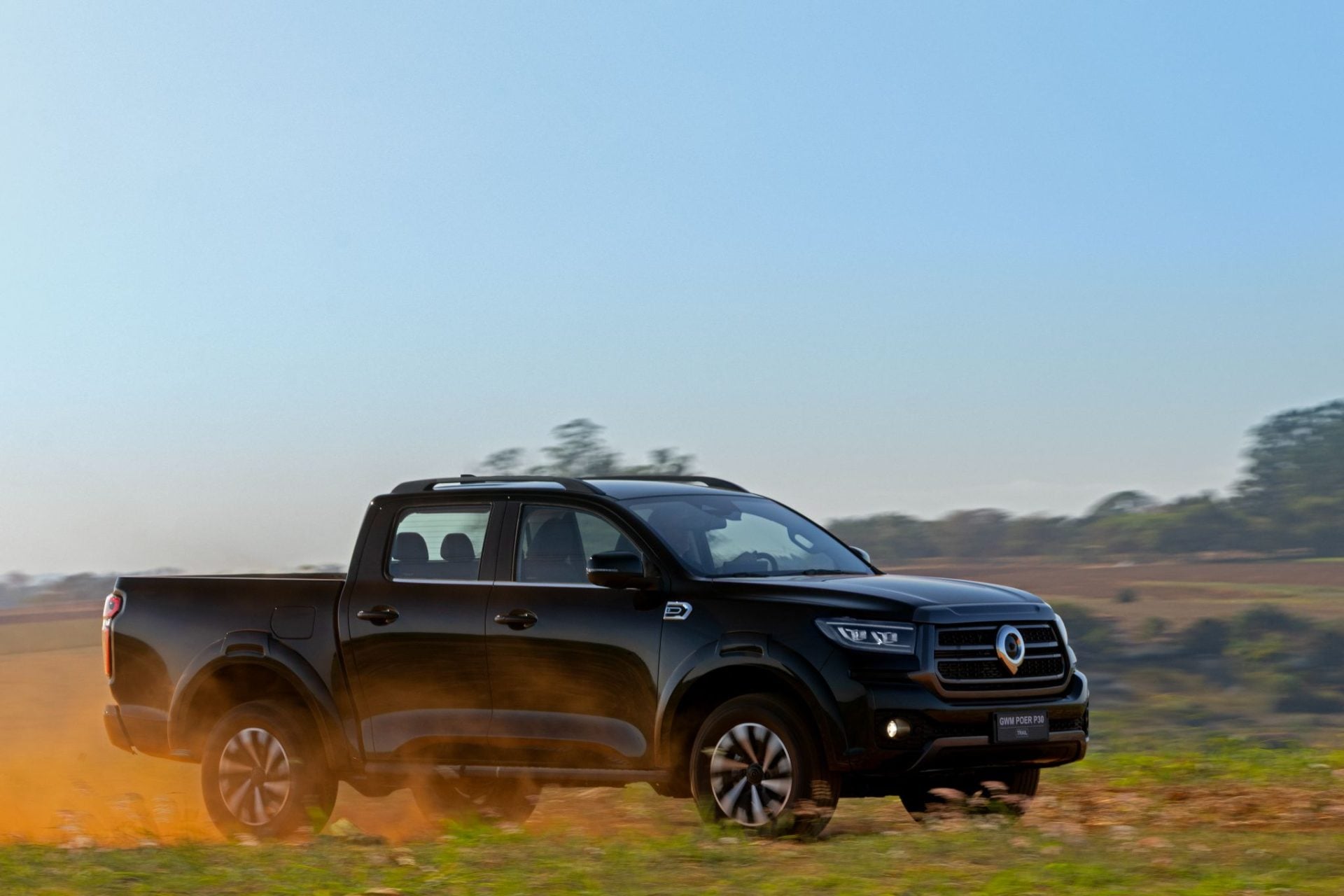 GWM Poer P30 Trail 2026 preta frente em estrada de terra (2)