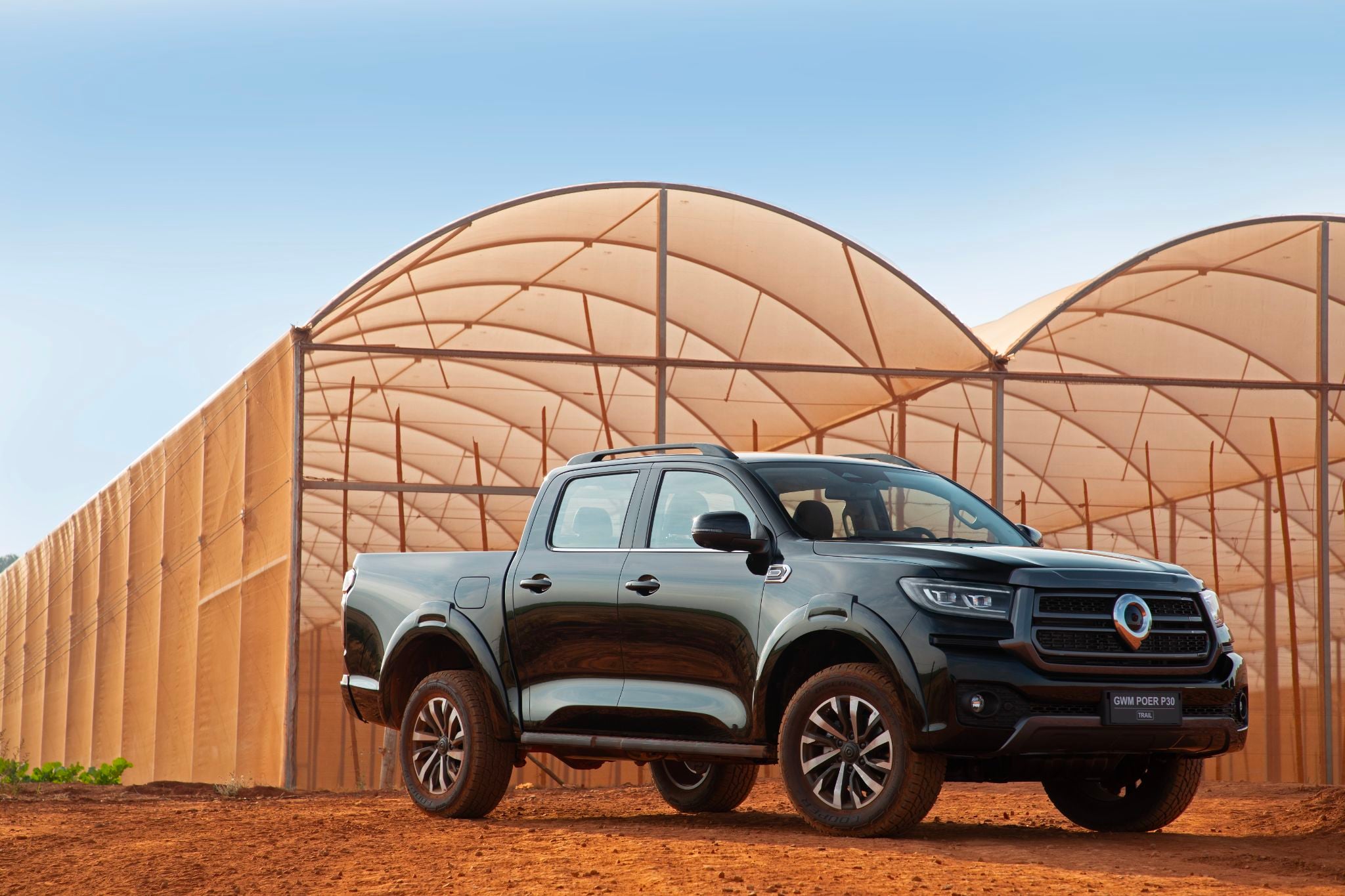 GWM Poer P30 Trail 2026 preta frente parada