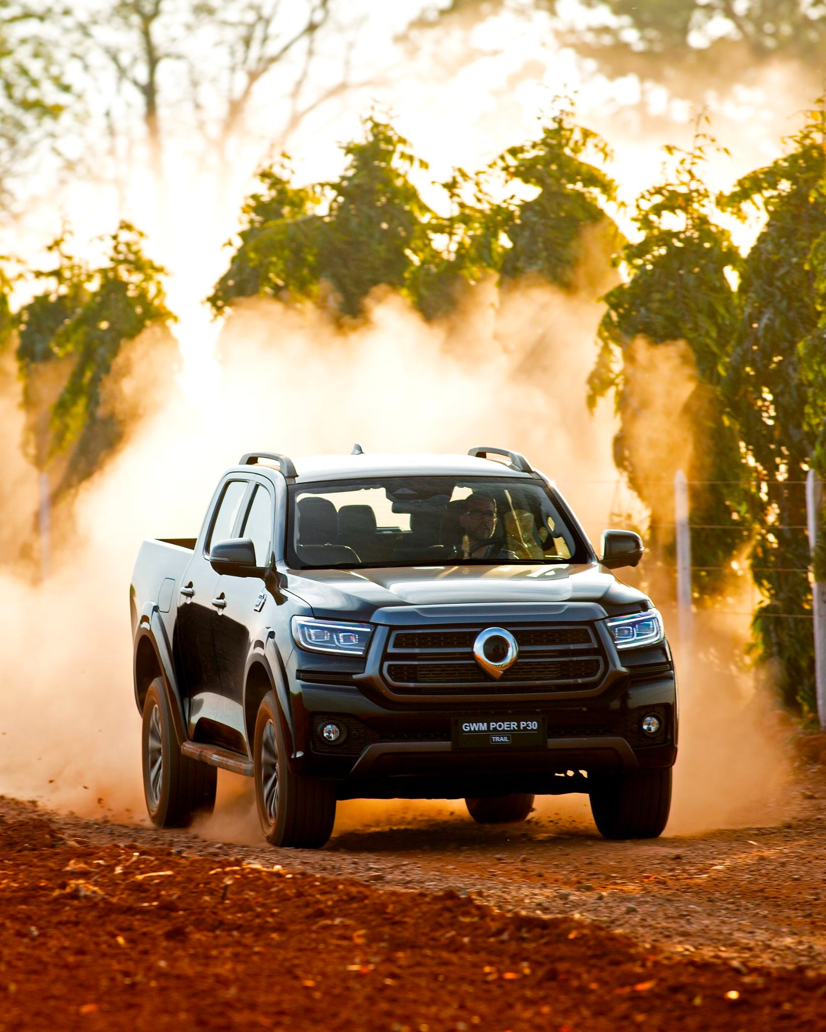 GWM Poer P30 Trail 2026 preta frente em estrada de terra Instagram GWM Poer P30 Trail 2026 preta frente em estrada de terra Instagram