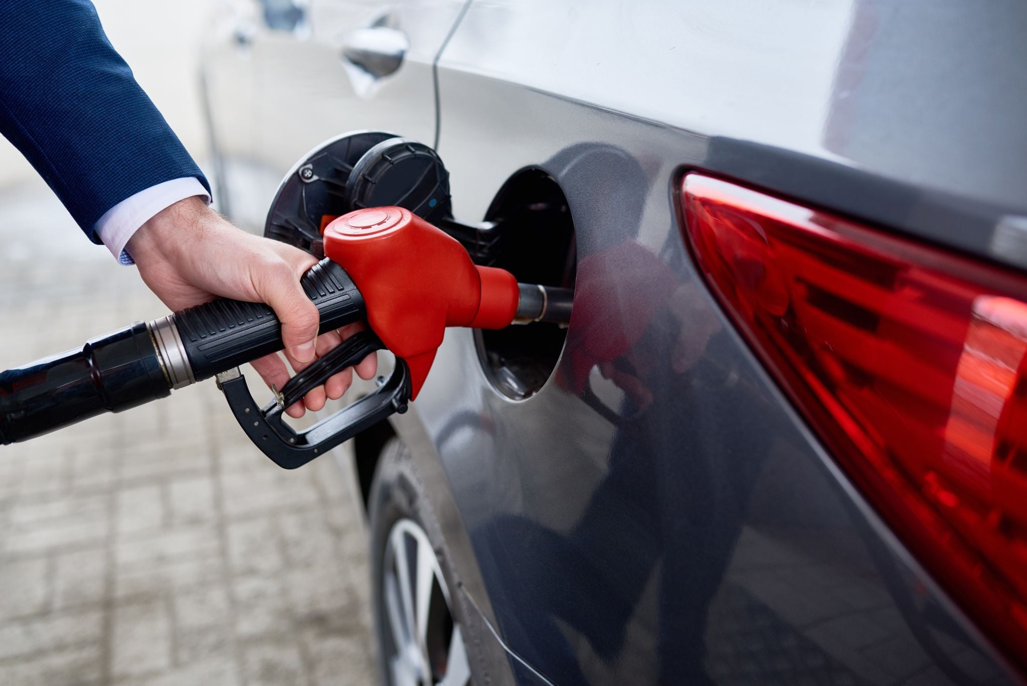 shutterstock homem abastecendo com gasolina premium