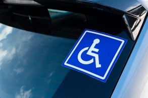 Adesivo de motorista PCD em veículo