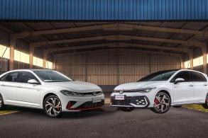 Volkswagen Golf GTI 2025 branco puro frente parado,Volkswagen Jetta GLI 2025 branco puro frente parado