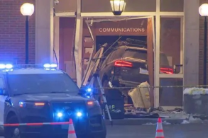 BMW X6 invadiu a frente da delegacia de Polícia de Shrewsbury (2)