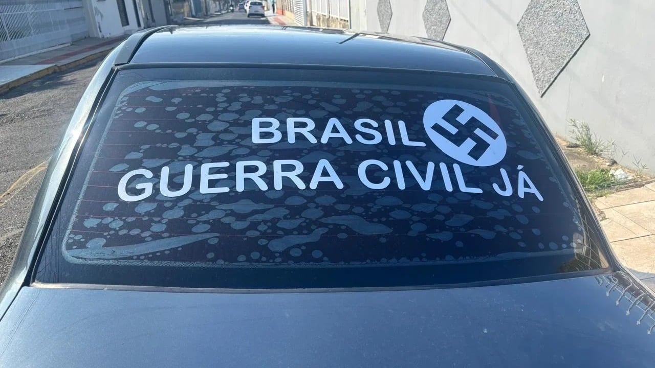 Motorista é preso em Araranguá por usar adesivo nazista em carro