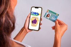 shutterstock CNH do Brasil celular app e carteira de motorista impressa, bom condutor montagem escrita na tela do celular
