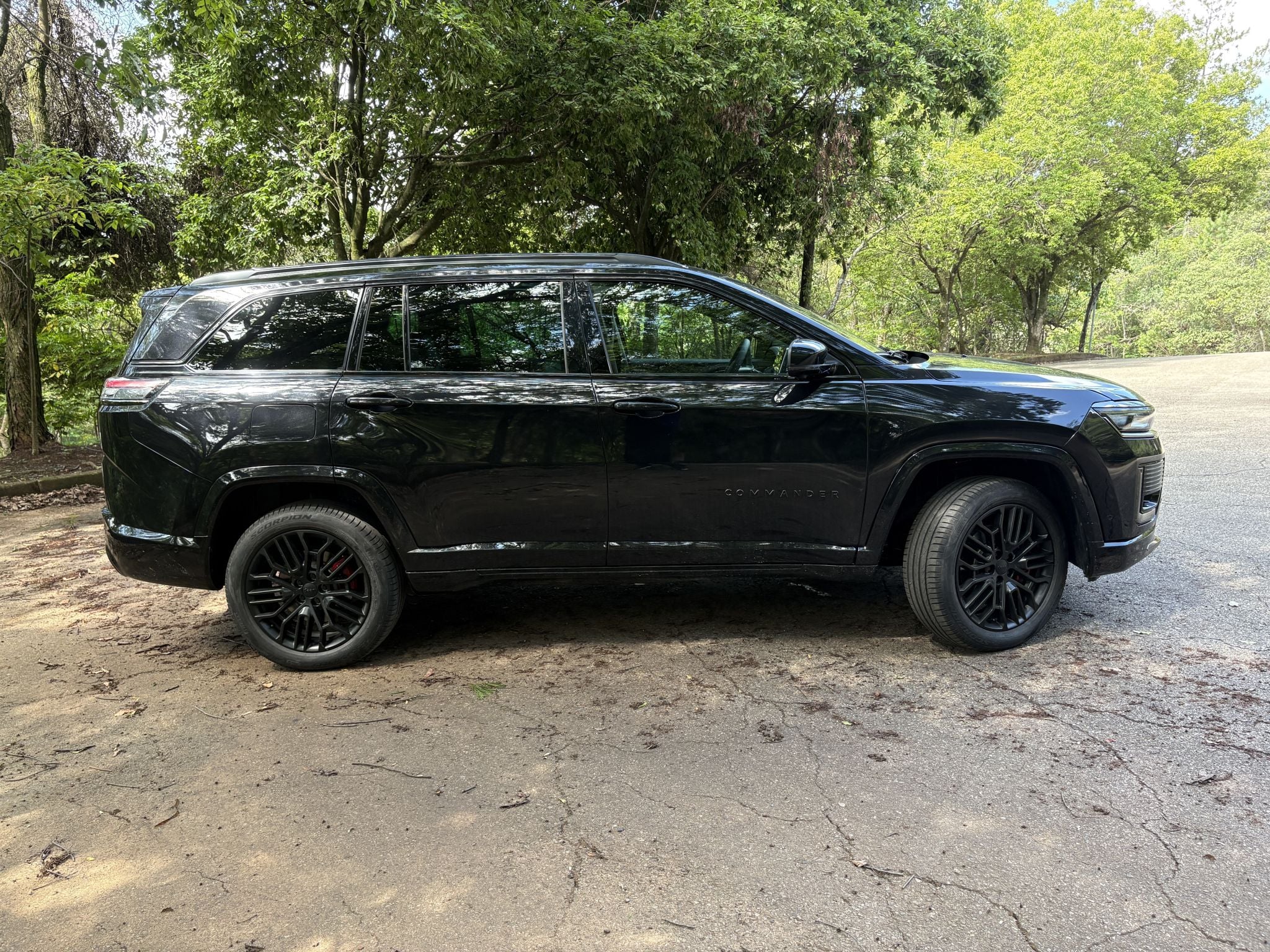 JEEP COMMANDER BLACKHAWK 2026 PRETO FRENTE LATERAL (3)