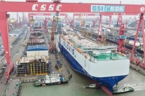 A China constrói o maior navio transportador de carros capaz de transportar 10.800 veículos