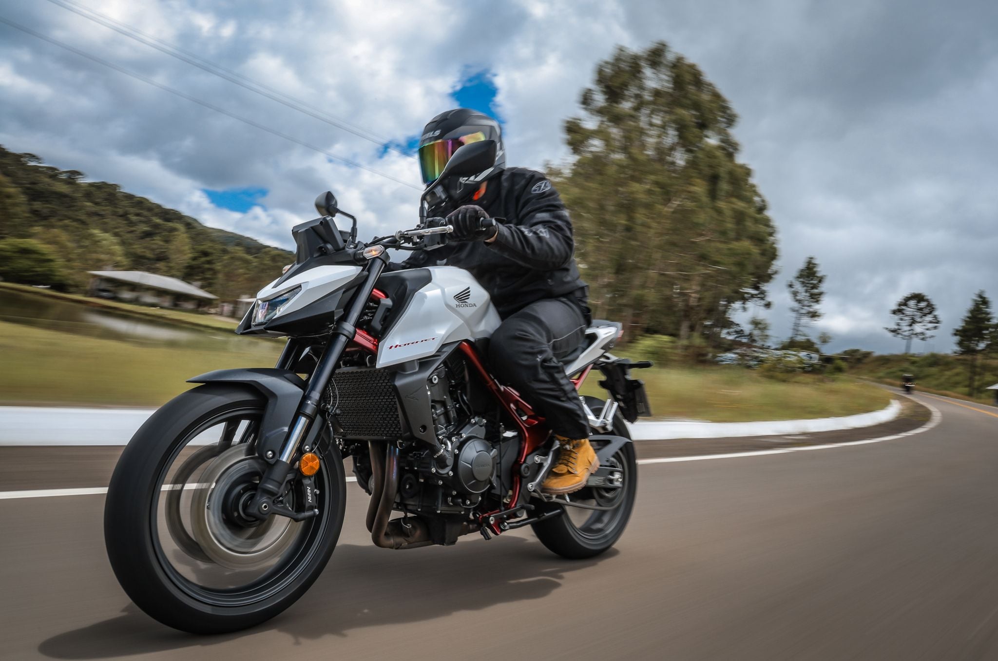 Nova Honda CB 750 Hornet: divertida mesmo sem os 4 cilindros