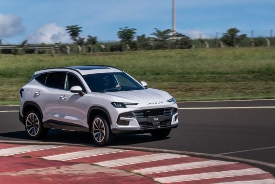 Jetour S06 2026 branco frente em movimento