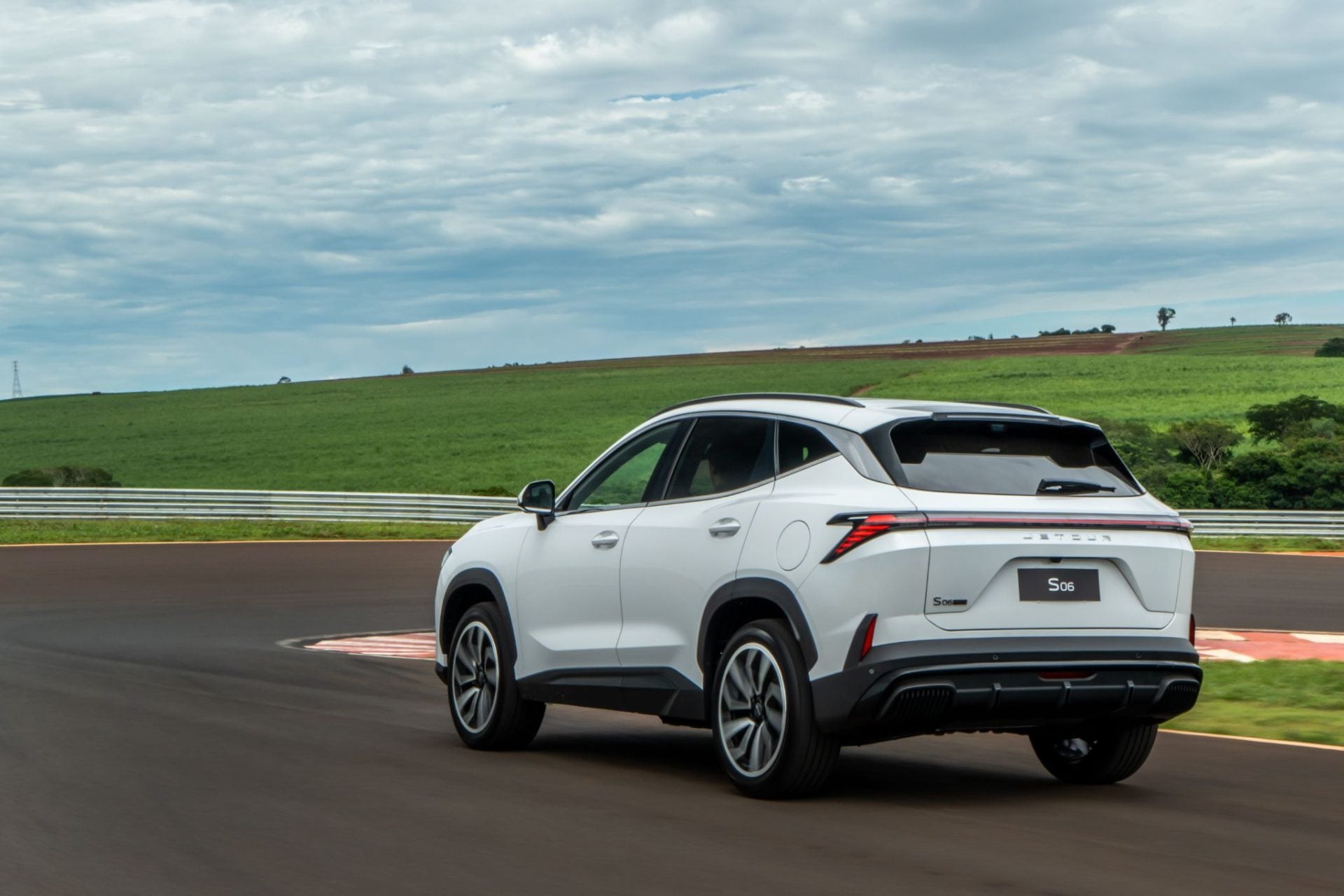 Jetour S06 2026 branco traseira em movimento (3)