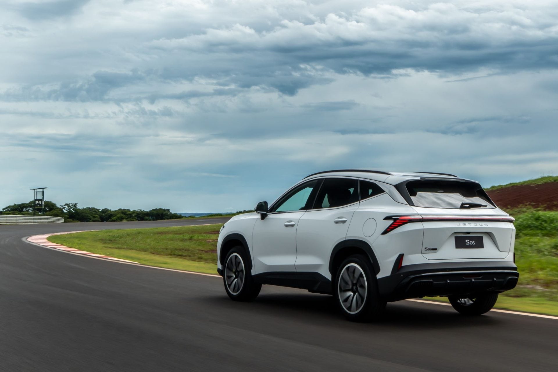 Jetour S06 2026 branco traseira em movimento (9)