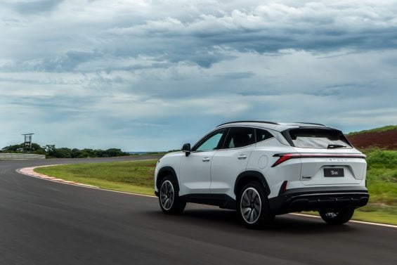 Jetour S06 2026 branco traseira em movimento (9)