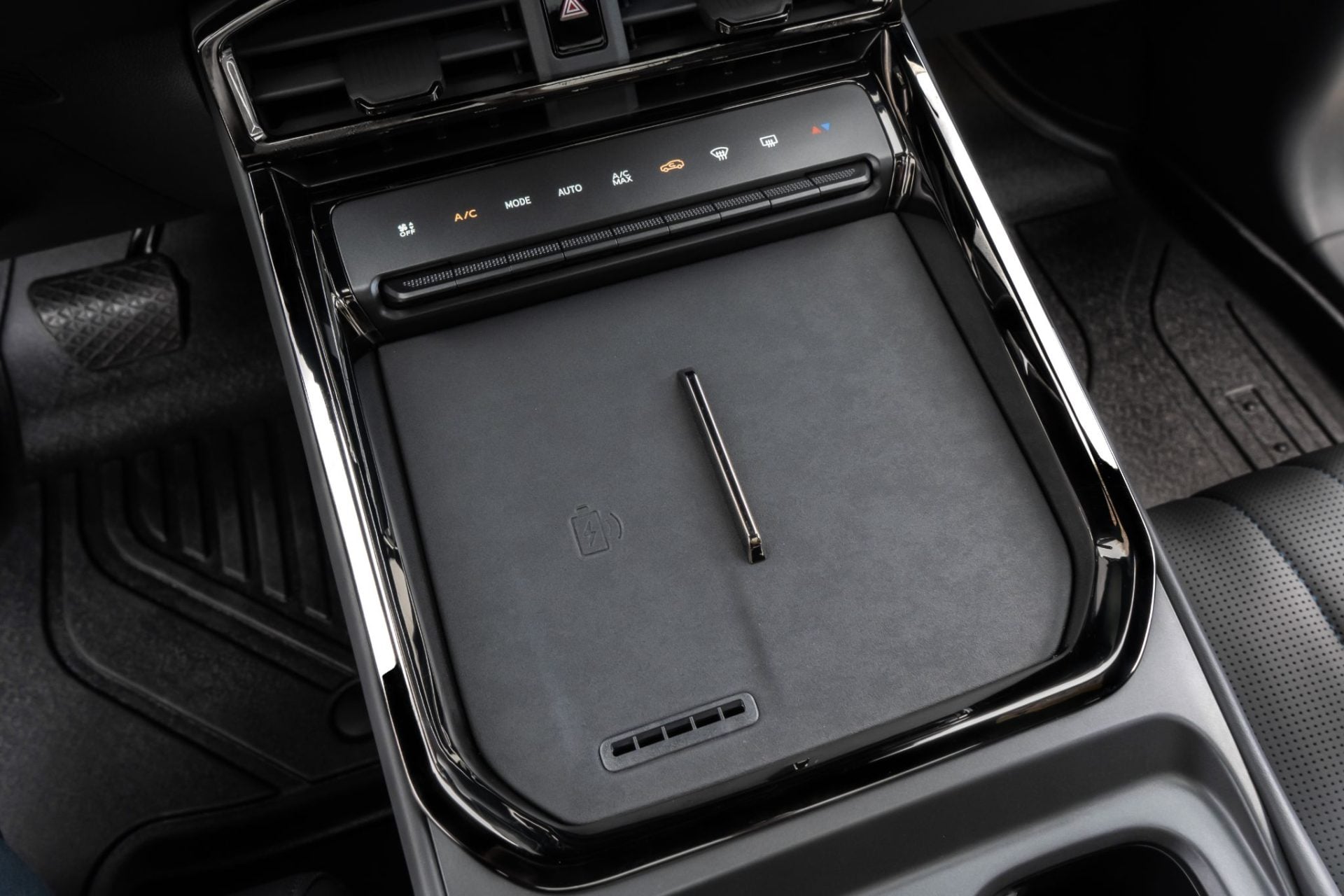 Jetour S06 interior carregador por indução