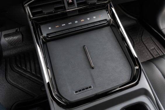 Jetour S06 interior carregador por indução