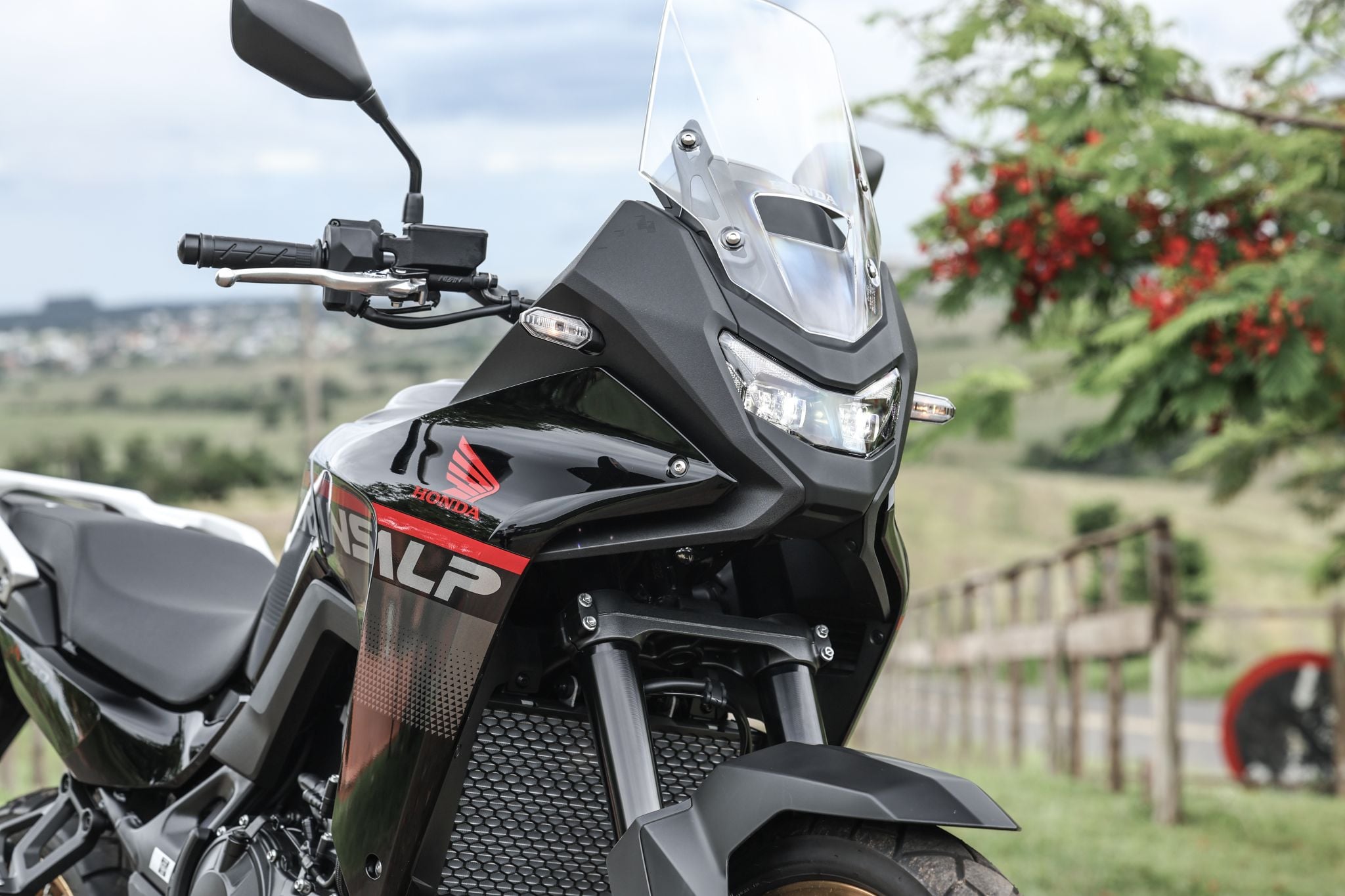 Honda Transalp chegou a custar R$ 11 mil a mais do que o sugerido; marca afirma que valor já está se normalizando