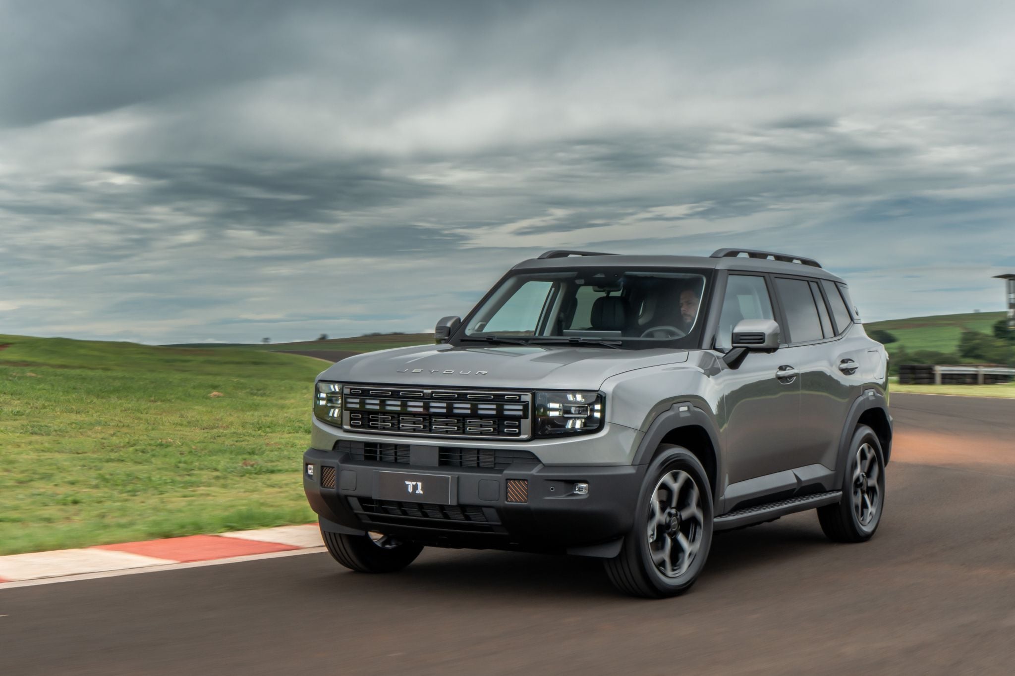 Jetour T1 2026 cinza frente em movimento (11) Jetour T1 2026 cinza frente em movimento (11)