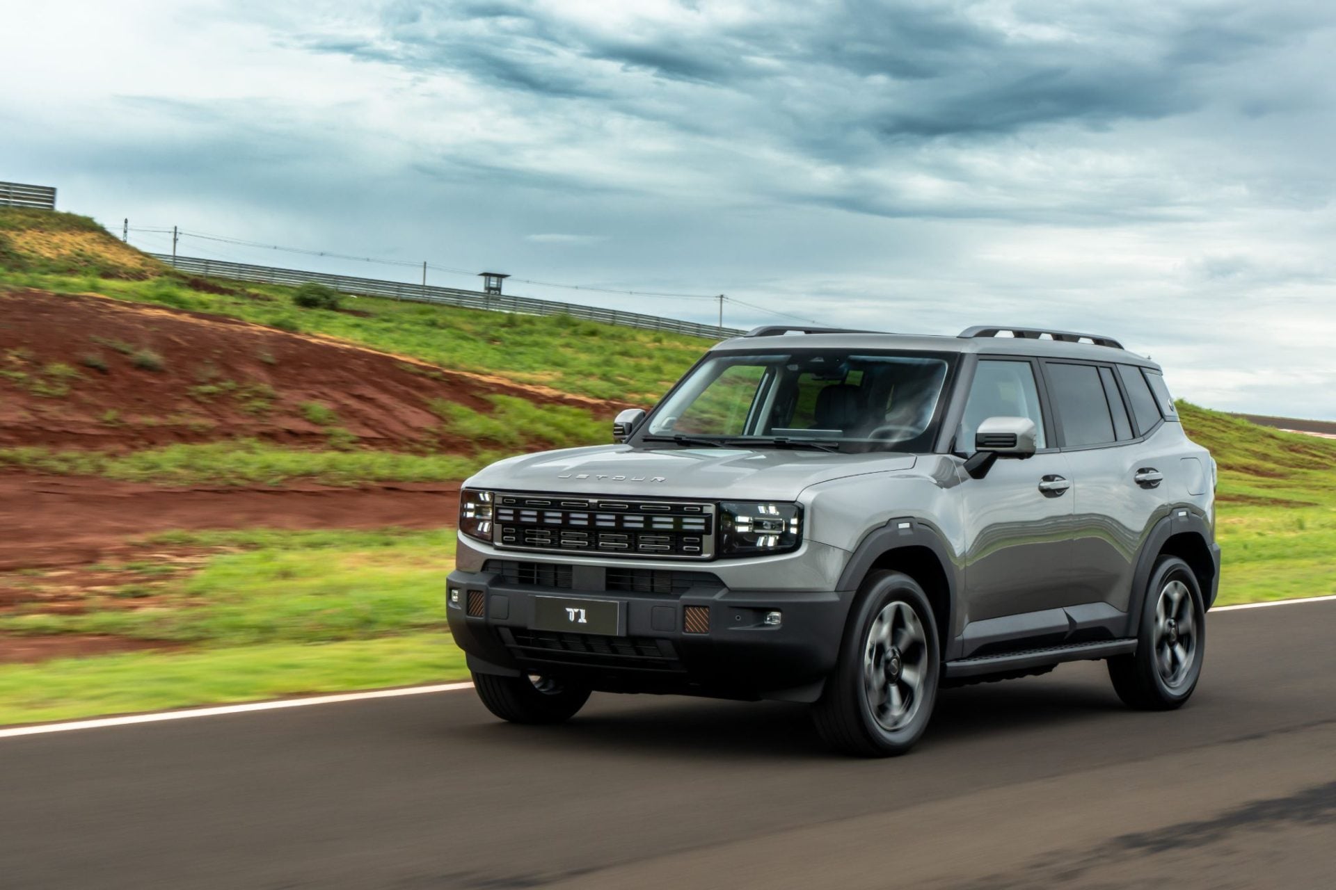 Jetour T1 2026 cinza frente em movimento