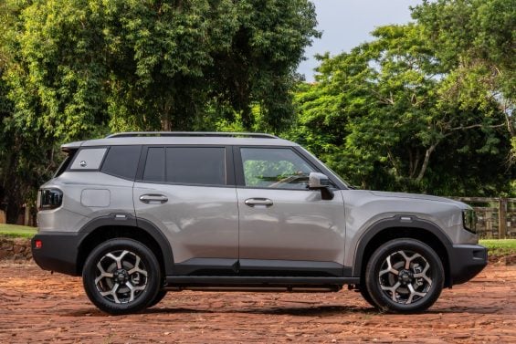 Jetour T1 2026 cinza lateral parado 2