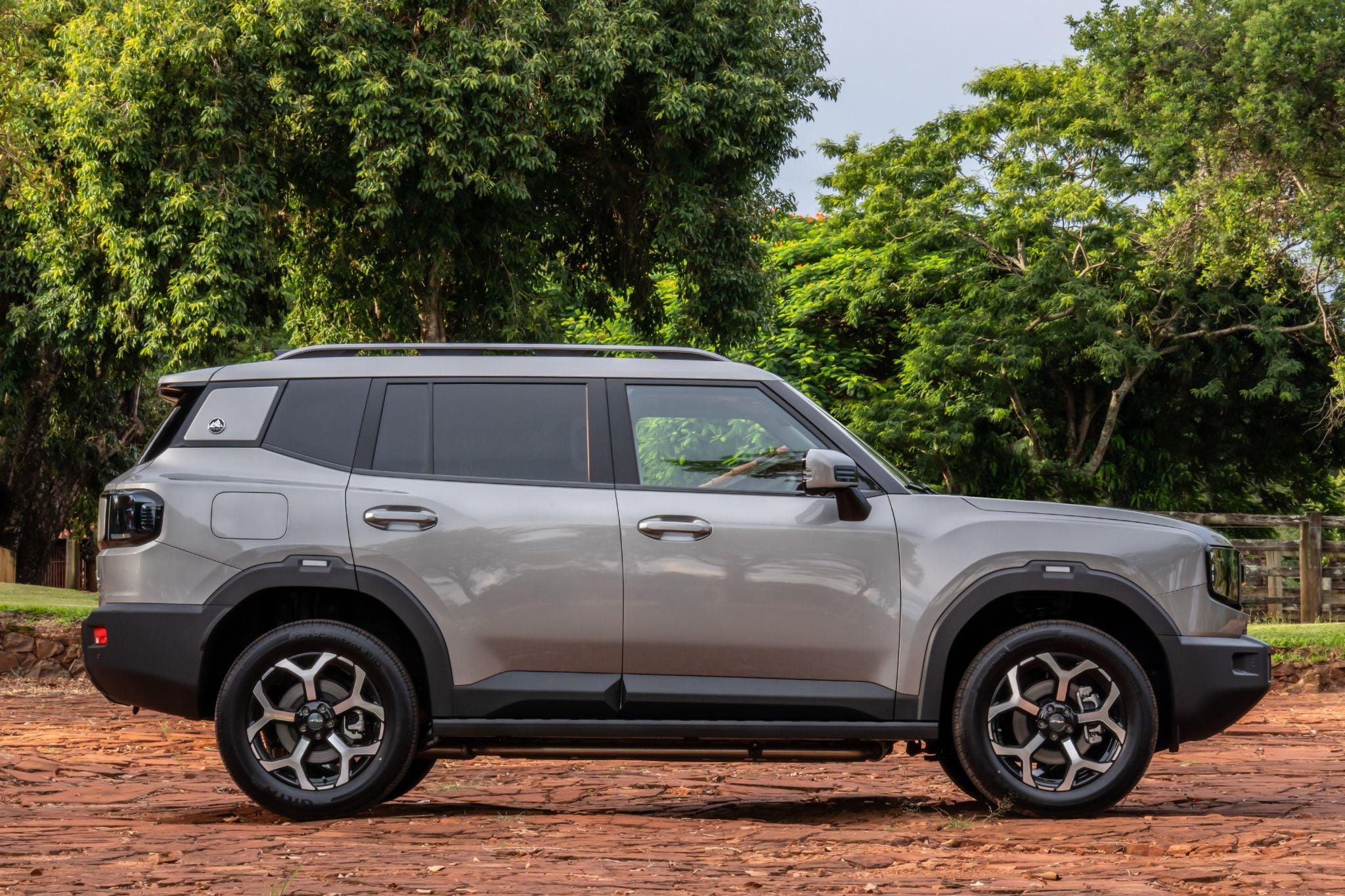 Jetour T1 2026 cinza lateral parado 2 Jetour T1 2026 cinza lateral parado 2