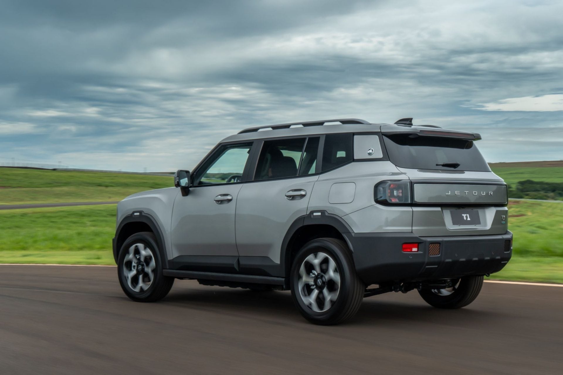 Jetour T1 2026 cinza traseira em movimento (5)