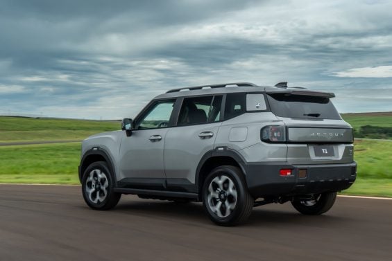 Jetour T1 2026 cinza traseira em movimento (5)