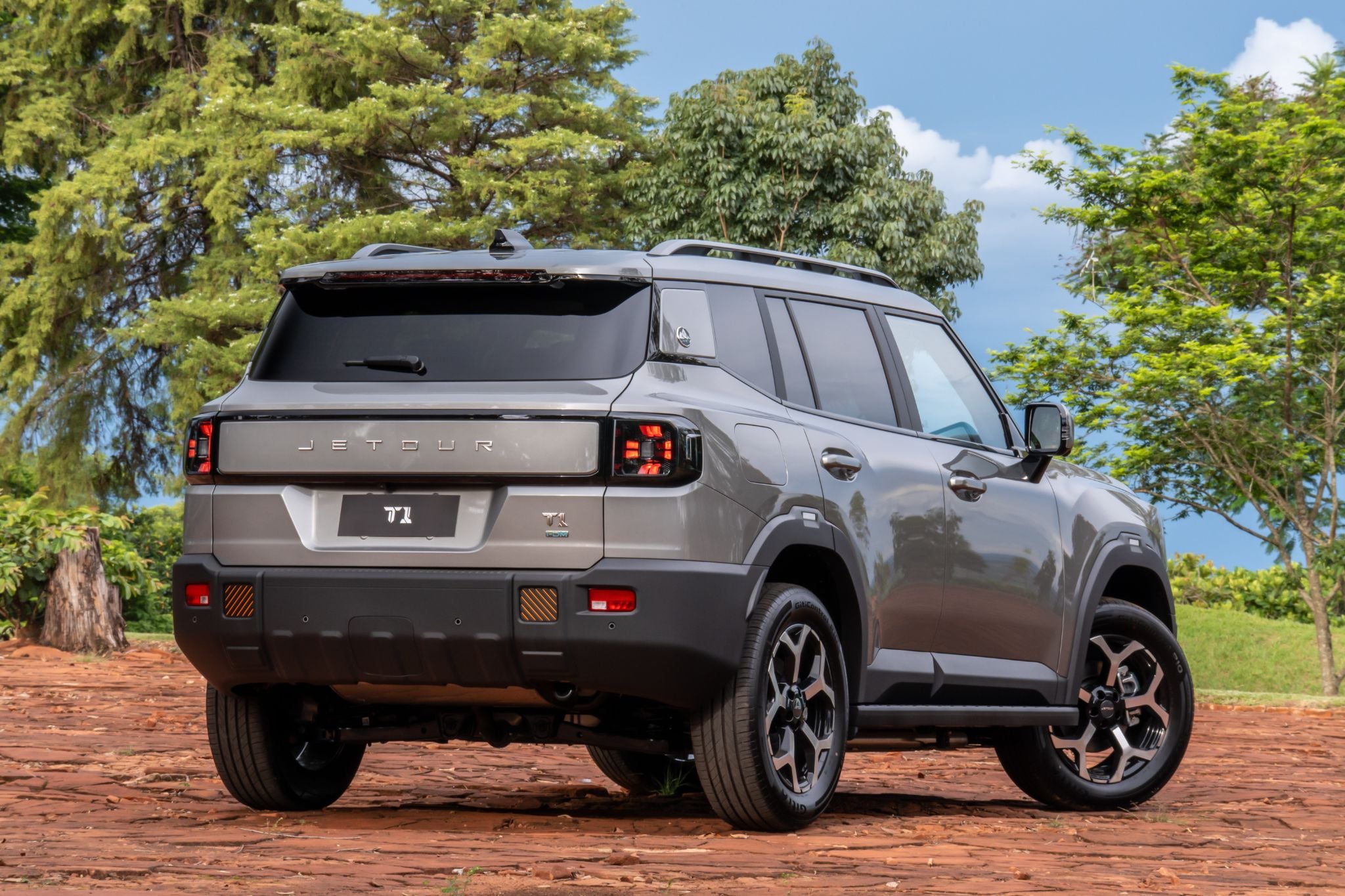 Jetour T1 2026 cinza traseira parado (2) Jetour T1 2026 cinza traseira parado (2)