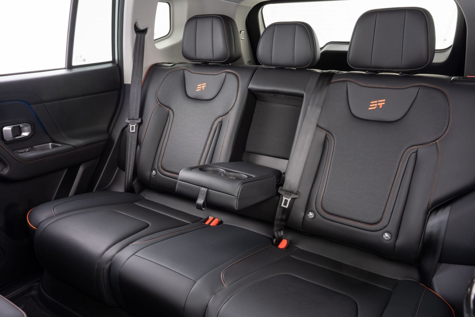 Jetour T1 2026 interior banco traseiro apoio de braço