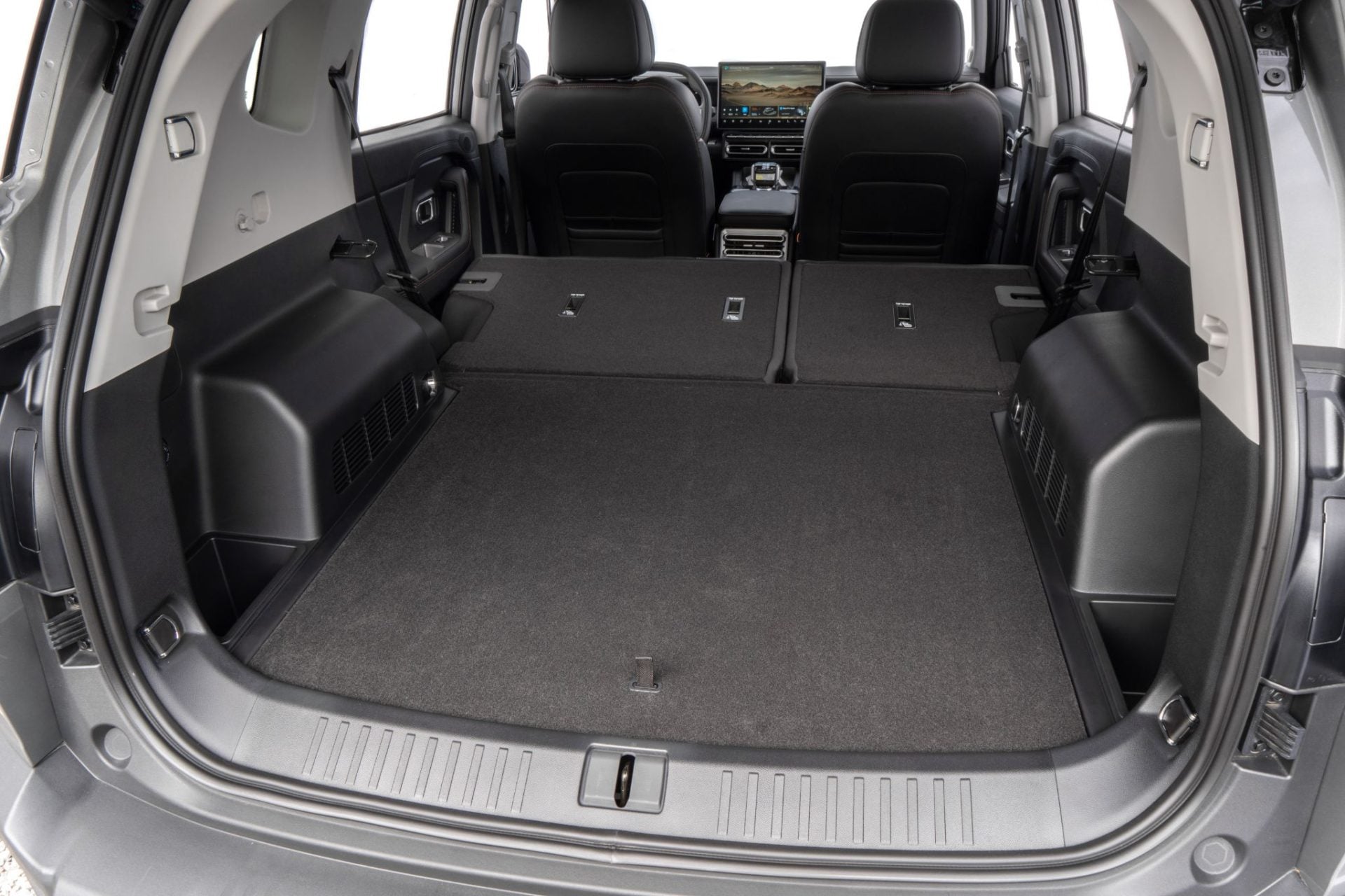 Jetour T1 2026 interior porta malas (3)