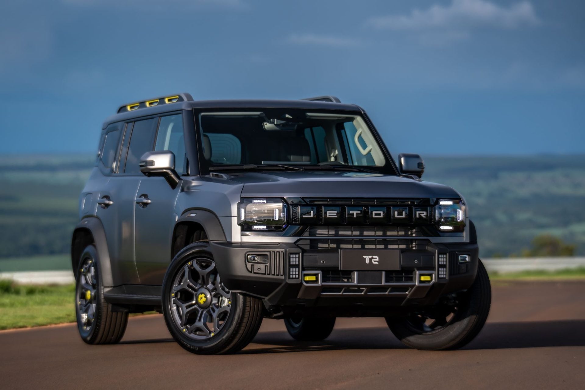 Jetour T2 cinza 2026 parado frente (3)