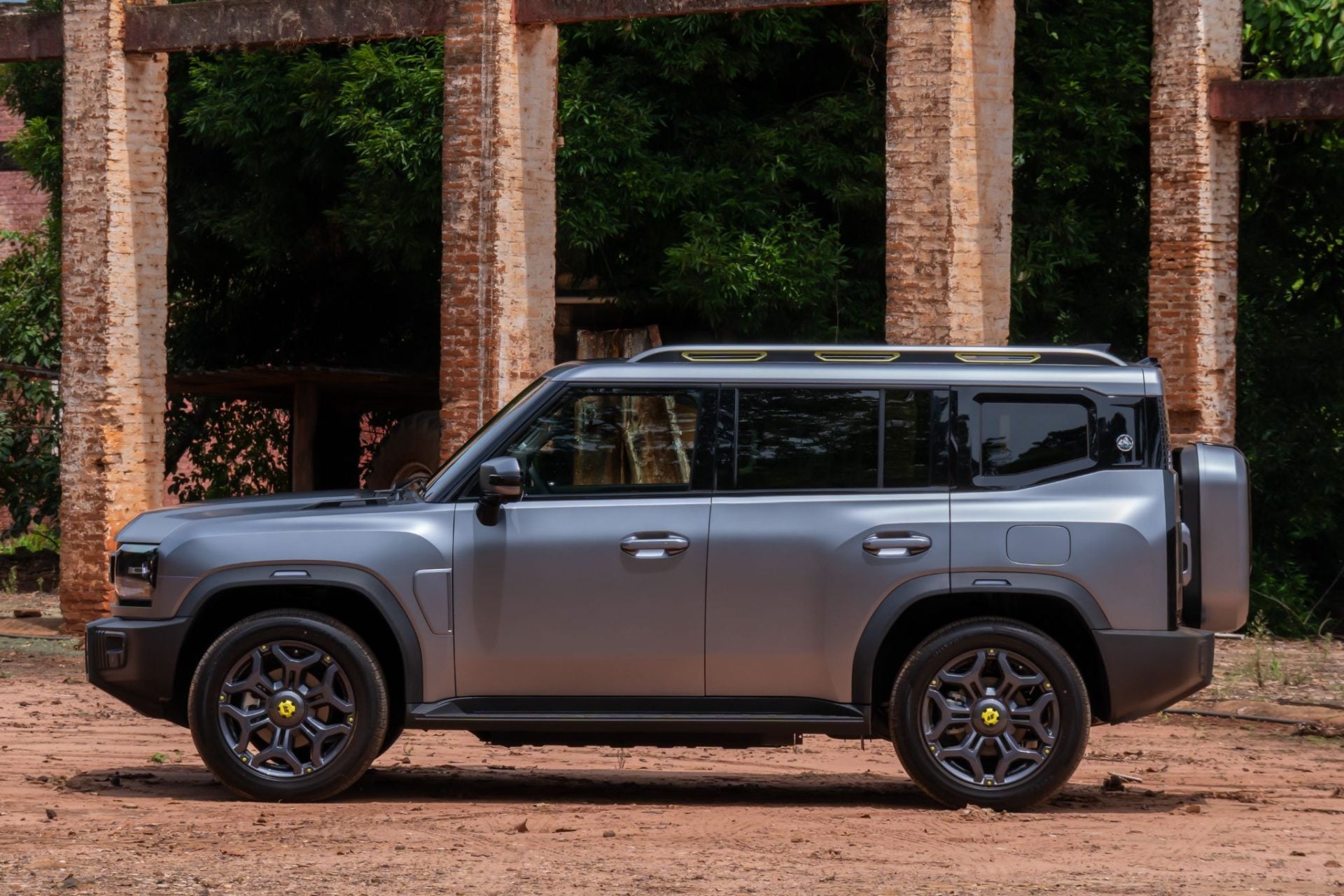 Jetour T2 cinza 2026 parado lateral