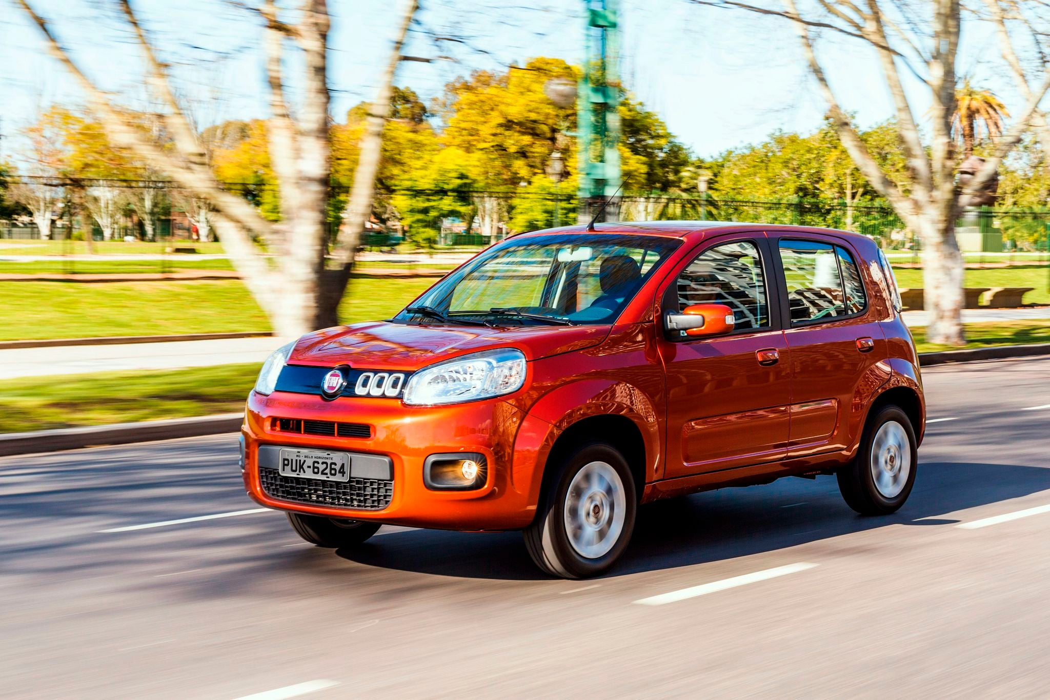 fiat uno evolution 2014 laranja frente em movimento
