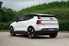 Volvo EX30 Ultra Twin Motor 2026 branco traseira parado